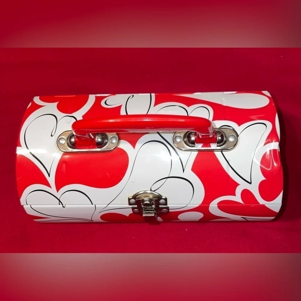 ⭐️NWT ALL MY LOVE AND HEARTS TIN BOX RARE AND VERY CUTE WITH CHROME BUCKLE⭐️